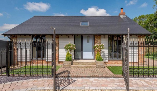 Romantic cottage for 2 with hot tub