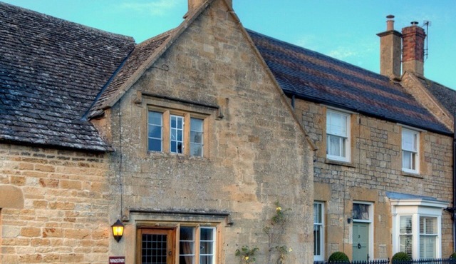 Romantic Holidays For Two In 17th Century Cotswold Cottage