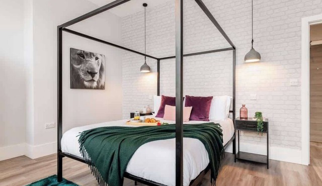 Romantic King Apt w/Sea View, Free Gym & Parking