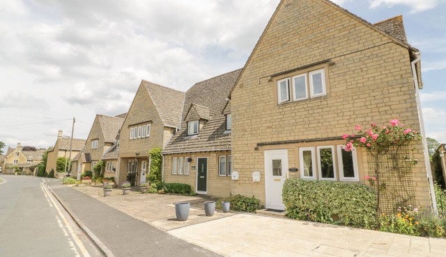 ROSEMARY COTTAGE, family friendly in Bourton-On-The-Water