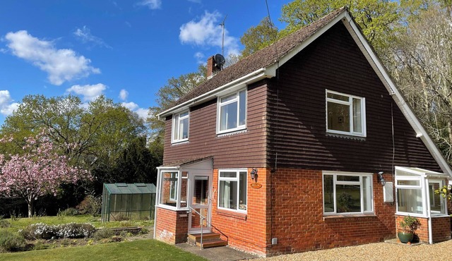 ROSLYN, pet friendly, character holiday cottage in Romsey