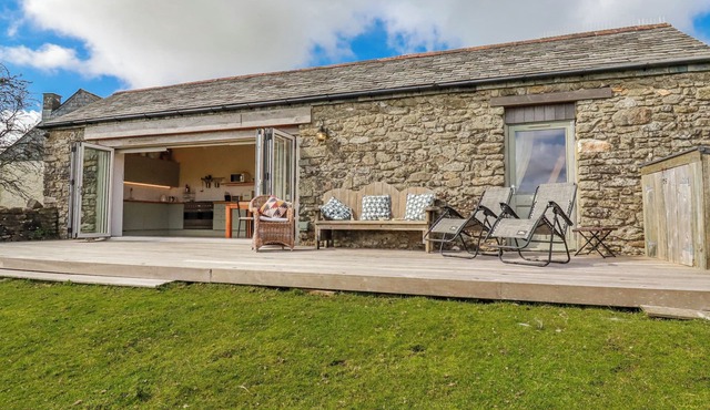 ROUGHTOR BARN, pet friendly, luxury holiday cottage in Camelford