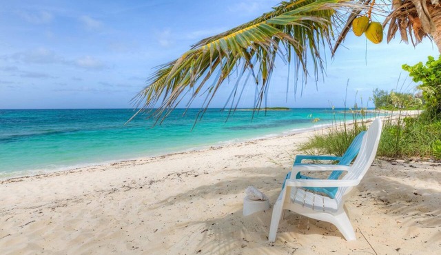 Round House, 360 degree deck, on stunning private beach with private cabana