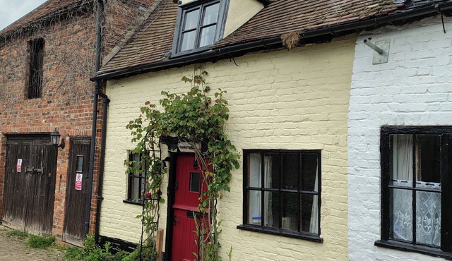 RUNNYMEDE, pet friendly, character holiday cottage in Tewkesbury