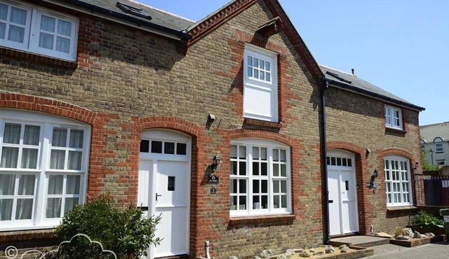 RUPERT COTTAGE, family friendly in Brewers Quay Harbour