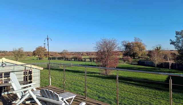 Rural 2 Bed Bungalow with Stunning Views, WiFi and Parking. Business and Leisure