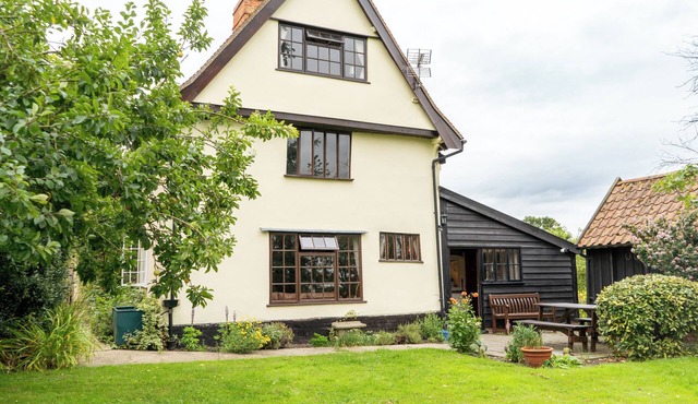 Rural cottage, log fire, indoor heated pool. A mile from cosy village pub