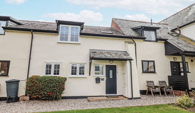 RUSHMOOR COTTAGE, pet friendly, with a garden in Colaton Raleigh