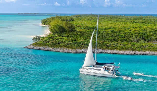 Sailing catamaran yacht for your next vacation to the Berry islands, Bahamas