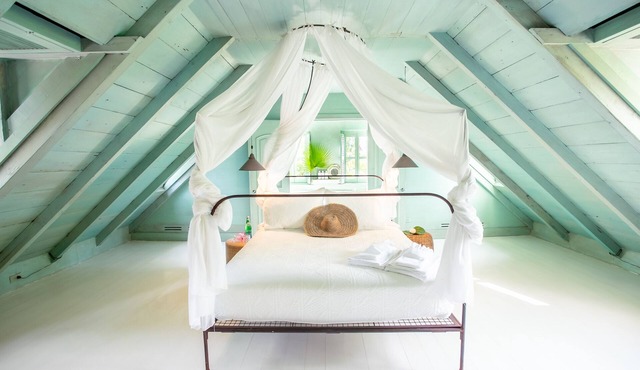 Salt Box: an Enchanting Historical Property with a Pool