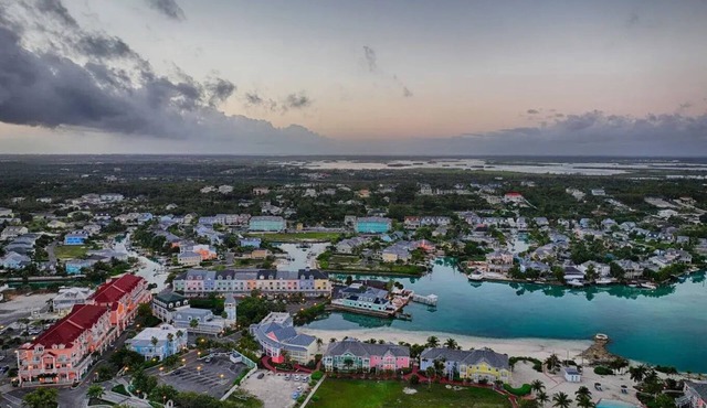 Sandyport Beach Resort: Beachfront Comfort, Island Style!