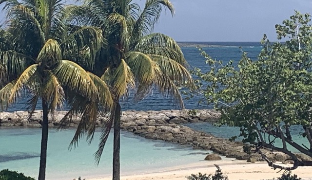Saunders Beach Manor equipped with Pool and Cabana: 3 Bedroom/3.5 Bathroom