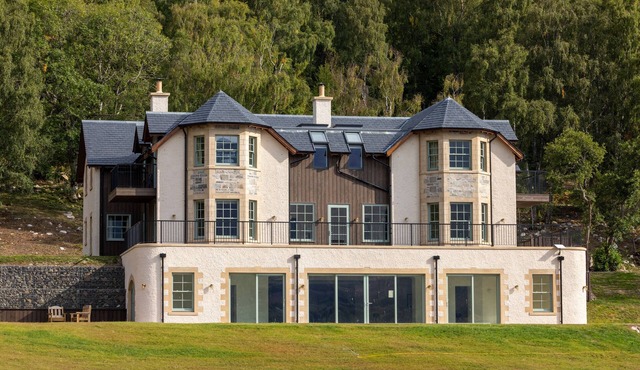 SCHIEHALLION HOUSE, pet friendly, luxury holiday cottage in Pitlochry