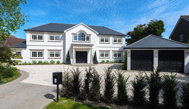 SEA ESTATE HOUSE, pet friendly, luxury holiday cottage in Rustington