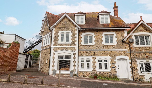 SEA HAVEN, character holiday cottage in Beer
