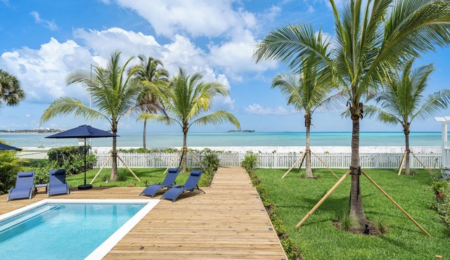 Sea La Vie Villa, across the street from the ocean with magnificent views