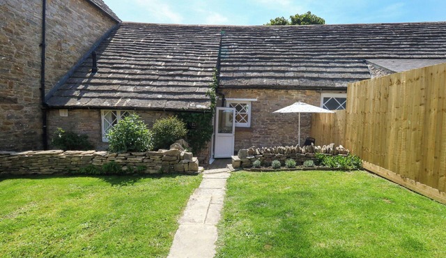 SEA PINK COTTAGE, pet friendly, with a garden in Langton Matravers