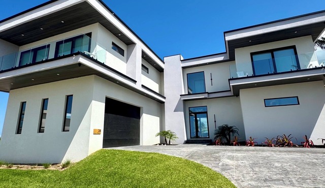 Sea Salt Villa - New Modern Large 7 Bedroom Luxury Villa + Concierge!