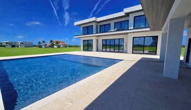 Sea Side Villa - Luxury Villa + Full Concierge!
