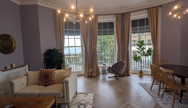 Sea, Sky & Ships - Historic Camden Crescent, Sleeps 5