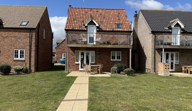 Sea Urchins Cottage - a cottage that sleeps 5 guests in 2 bedrooms