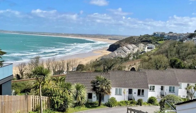 Sea view apartment with balcony and gardens. Private path to the beach.