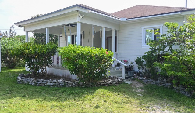 Seabreeze Cottage - Steps to own private beach.