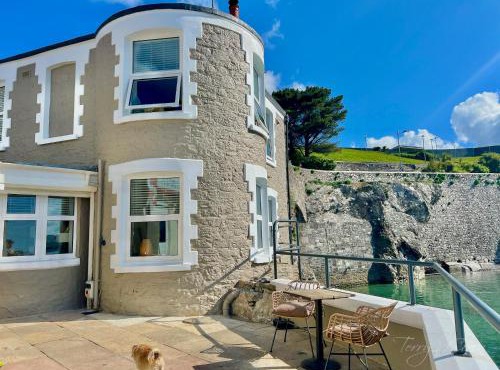 Seafront Cottage - Beach Access - Pet Friendly