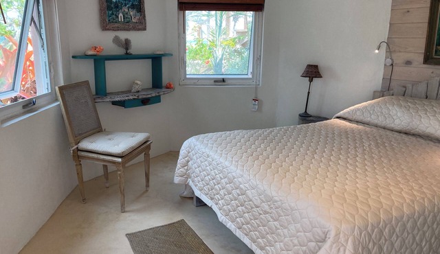Seahorse Apartment on Casuarina Bay beach with ocean view