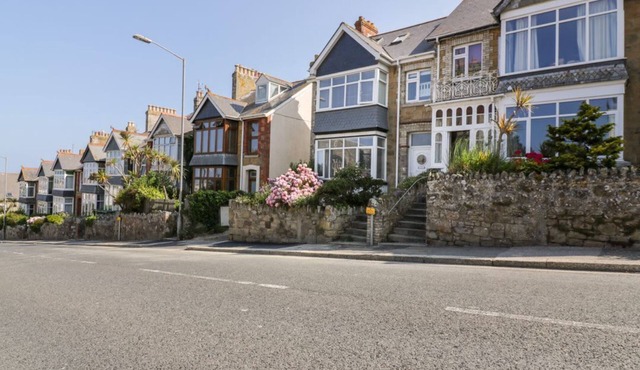 Seascape: A Coastal Retreat