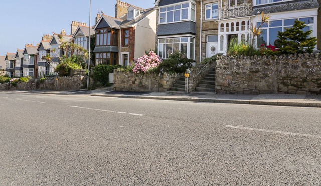 SEASCAPE, pet friendly, luxury holiday cottage in Newquay