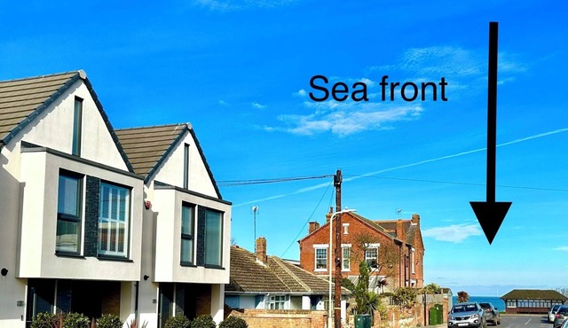 Seaside luxury escape - 2 mins to beach, shops, restaurants.