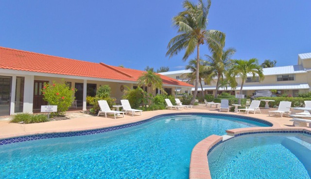 Seaside/Poolside villa 3 min walk to beach
