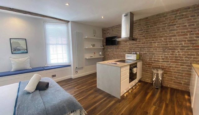 Seaside Studio in Central Kemptown with Sea View