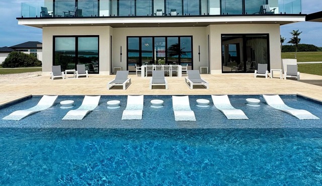 Seaside Villa - Brand New Modern Luxury 7 Bedrooms + 9 Bathrooms + Concierge