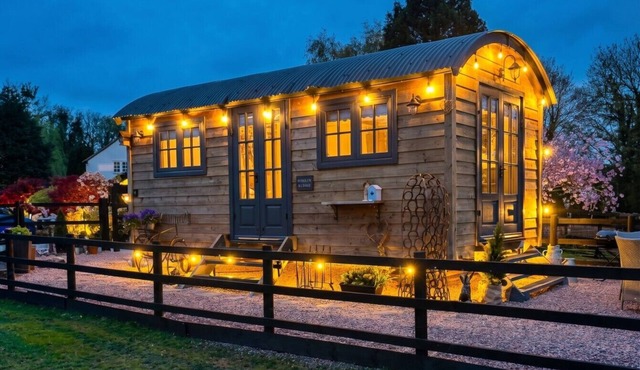 Secluded glamping with fireplace, fire pit and farmyard views