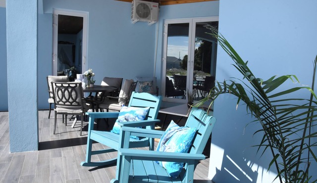 Secure 2-bedroom retreat, outdoor kitchen & saltwater pool oasis. Beach nearby