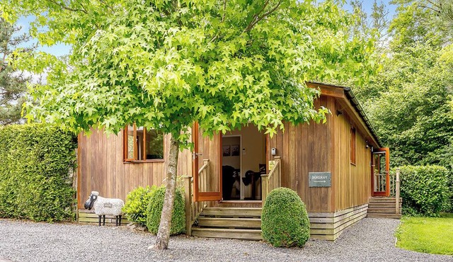 Semi-detached deluxe lodge offering the perfect romantic retreat.