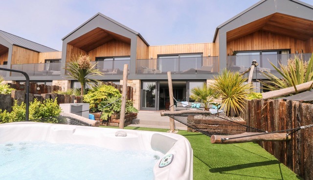 SENNEN SKIES, pet friendly, luxury holiday cottage in Sennen