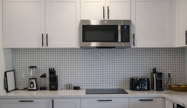 Serene 1- Bedroom Suite with luxury Bedding, Premium kitchenette & Island view