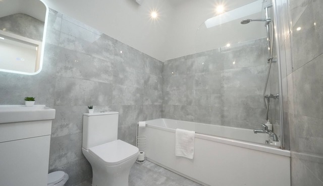 Serene Oasis 5mins from Heathrow Airport - Free Parking