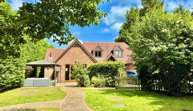 Serene Retreat - Hot Tub - Pool Table - Near New Forest and Beach - Sleeps 12