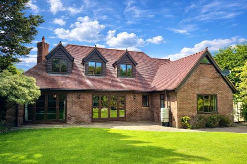 Serene Retreat - Hot Tub - Pool Table - Close to New Forest and Bournemouth Beach - Sleeps 12