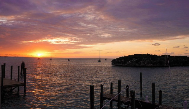 Serenity Cottage, 2 Bedrooms on the water on Staniel Cay