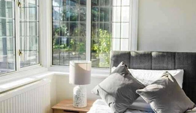 Serviced Accom Sleeps 8- Near London, Free Parking