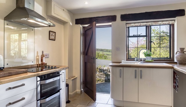 Sheepscombe Byre, sleeps 4 guests. This property boasts stunning views.