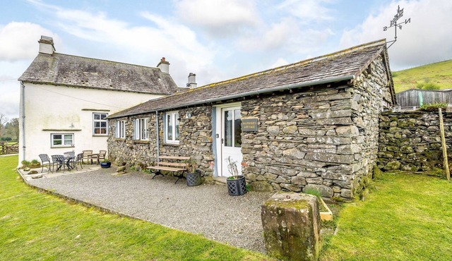 SHEPHERDS COTTAGE, family friendly, with hot tub in Hawkshead