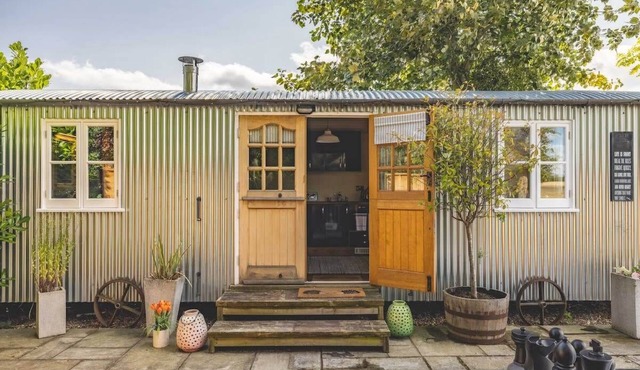 Shepherds Hut with Hot Tub Retreat - By Tempstay