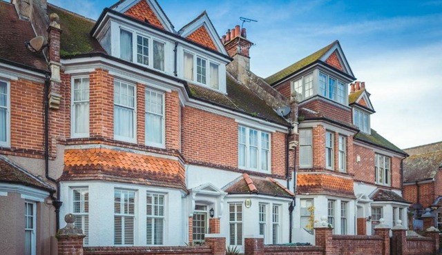 Shipside - spacious, stylish patio garden flat