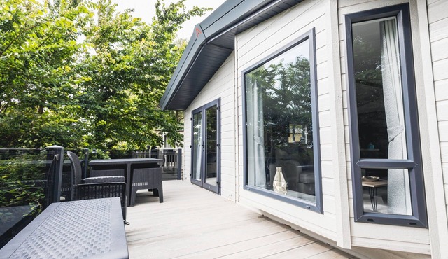 Shoreline - a spacious, well appointed lodge overlooking Christchurch Harbour.